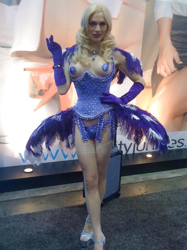 ピンクの服を着てポーズをとる
 #5955974