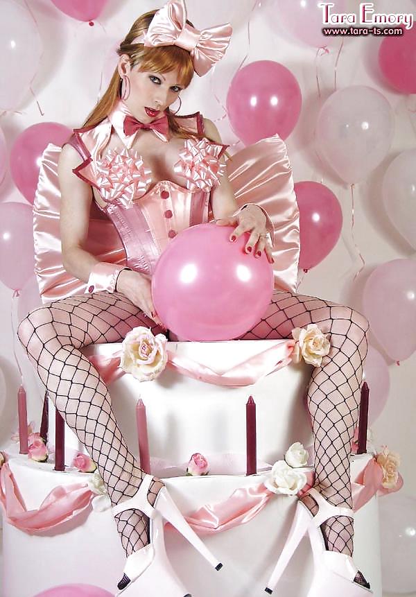 ピンクの服を着てポーズをとる
 #5956009