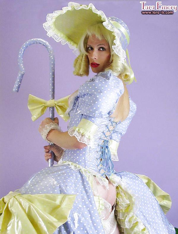 ピンクの服を着てポーズをとる
 #5956034