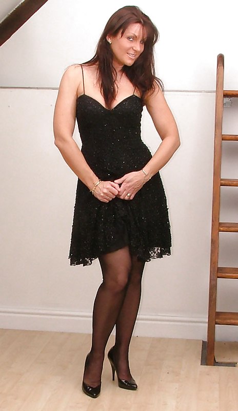 Sexy milf en pequeño vestido negro y medias negras
 #5575054