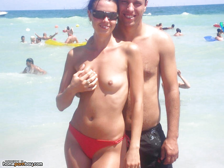 Ragazze amatoriali in topless sulla spiaggia
 #9847284