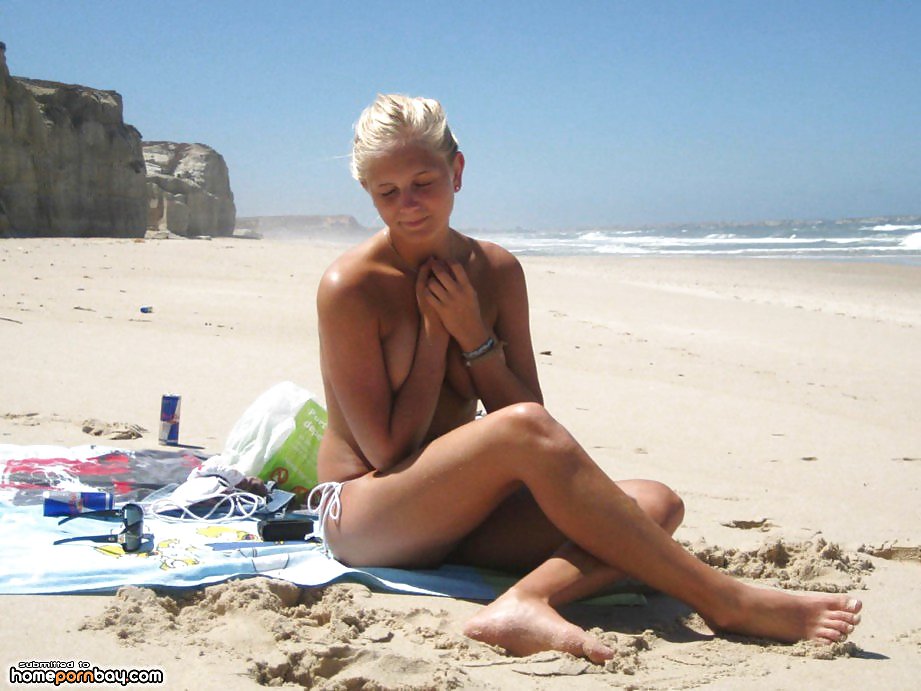 Ragazze amatoriali in topless sulla spiaggia
 #9847554
