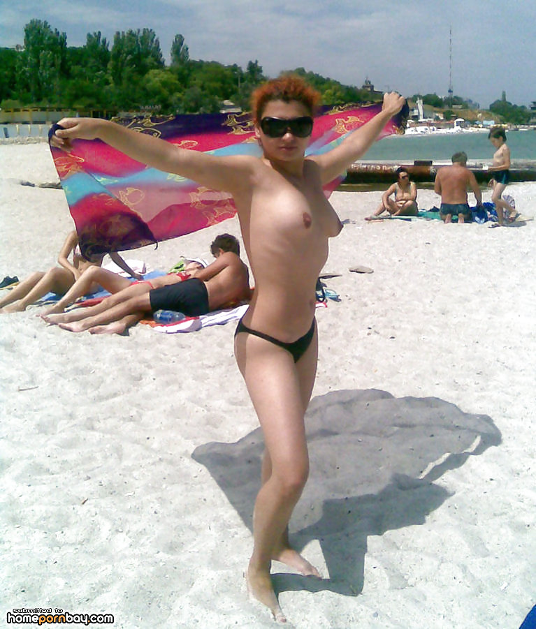Ragazze amatoriali in topless sulla spiaggia
 #9847590
