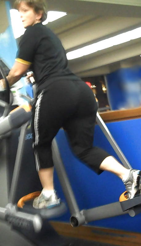 Abuela de grandes botas en el gimnasio
 #8859432