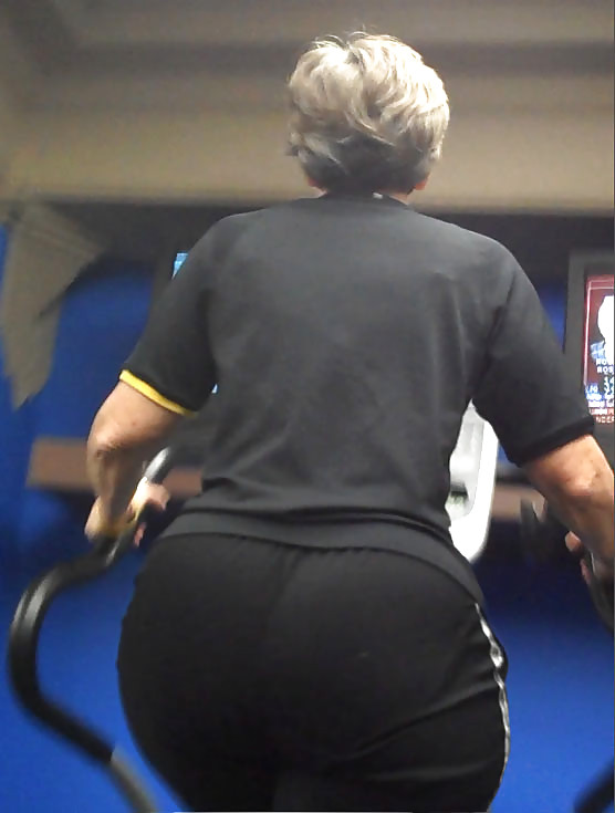 Abuela de grandes botas en el gimnasio
 #8859455