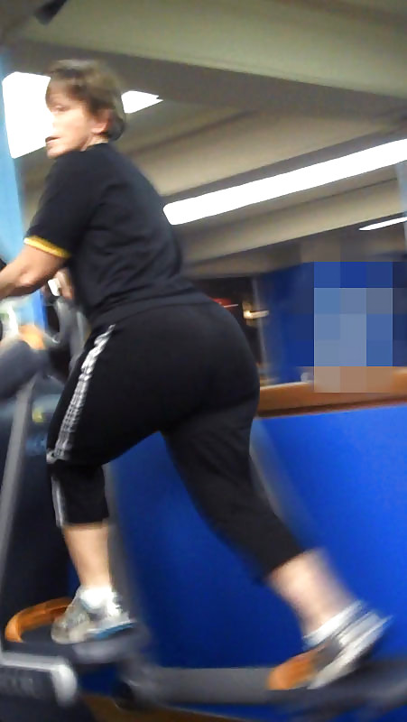 Abuela de grandes botas en el gimnasio
 #8859460