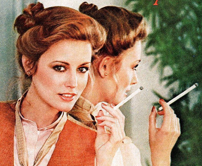 Femmes Qui Fument Des Cigarettes De 120mm Et De Telles #17850465