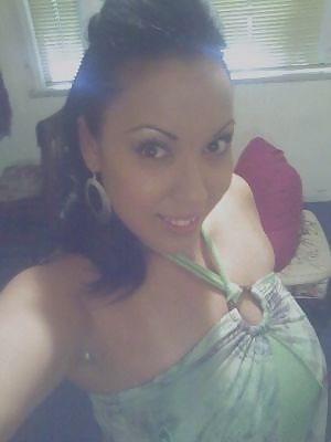Latina Mit Sexy Augen Und Dekolleté #17032261