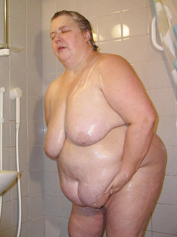 Saggy tits in bath unter the shower. #3516844