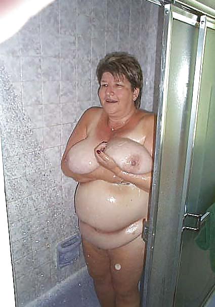 Saggy tits in bath unter the shower. #3516906