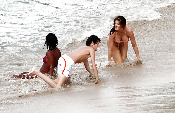 Stephanie Seymour Bikini Candids à La Plage #3572076