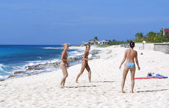 Tres chicas calientes jugando en la playa
 #8006877