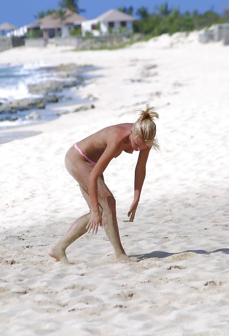 Tres chicas calientes jugando en la playa
 #8006886