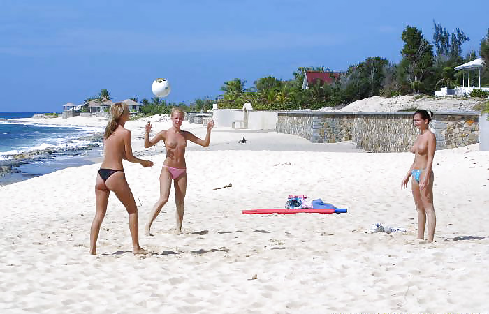 Tres chicas calientes jugando en la playa
 #8006961