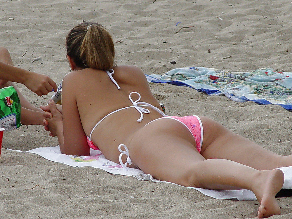 Abbronzatura in topless, tette all'aperto, foto di spiaggia nuda
 #18255252