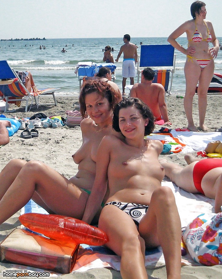 Azione lesbica amatoriale sulla spiaggia
 #8894866
