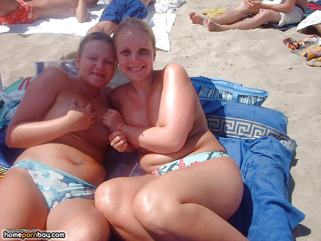 Azione lesbica amatoriale sulla spiaggia
 #8894932