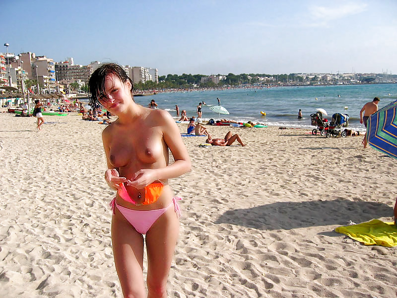 Zierliche Brünette Mit Geschwollenen Brustwarzen Am Strand - Durch Shaco #2711697