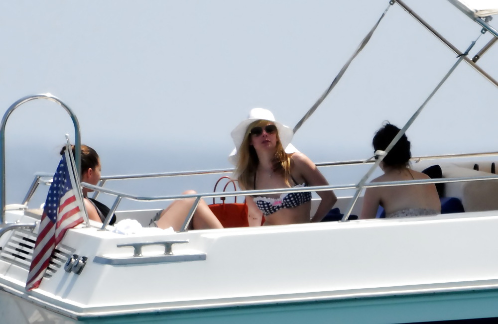 Avril Lavigne bikini again in St Tropez  #4370456