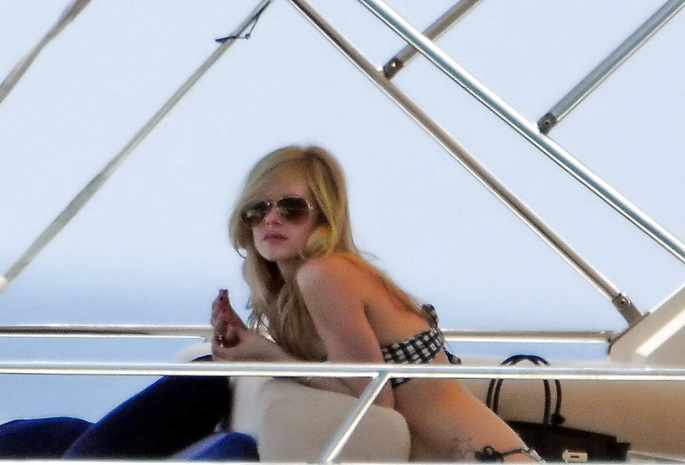 Avril Lavigne bikini again in St Tropez  #4370467