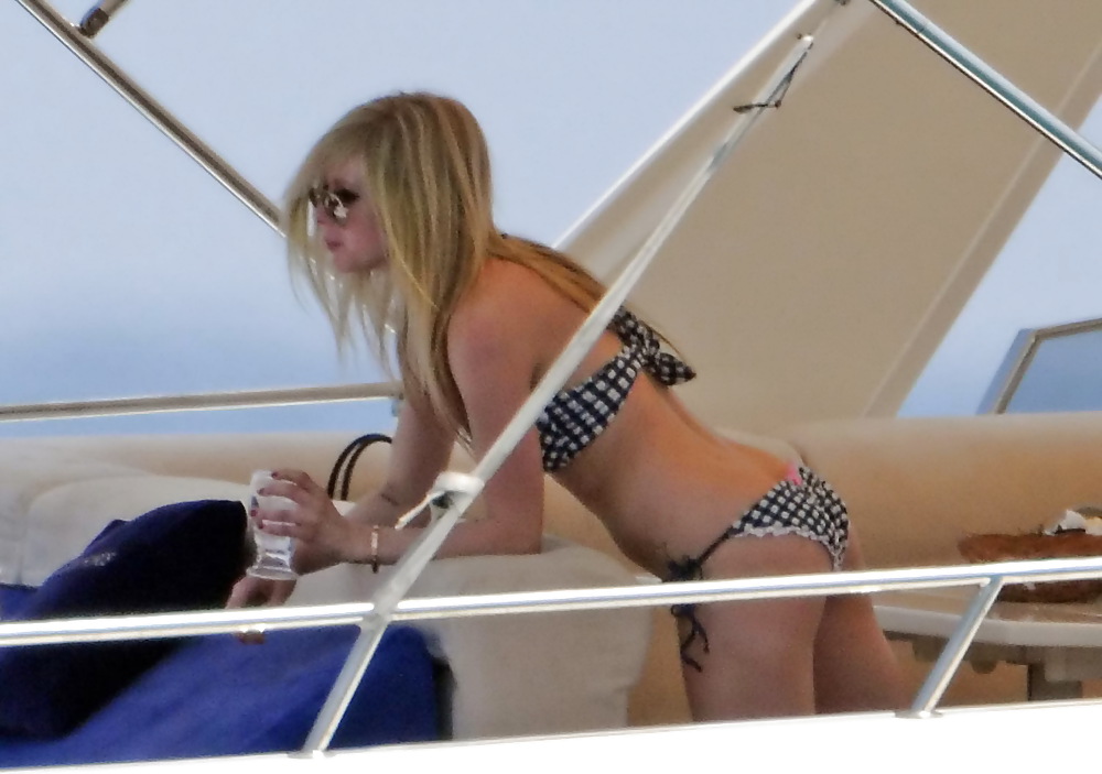 Avril Lavigne bikini again in St Tropez  #4370475