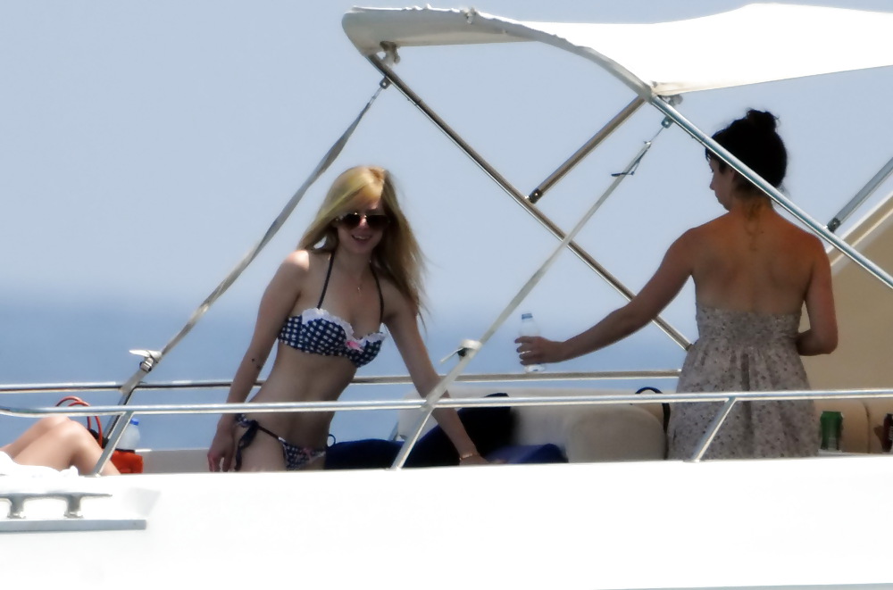 Avril lavigne di nuovo in bikini a st tropez 
 #4370482