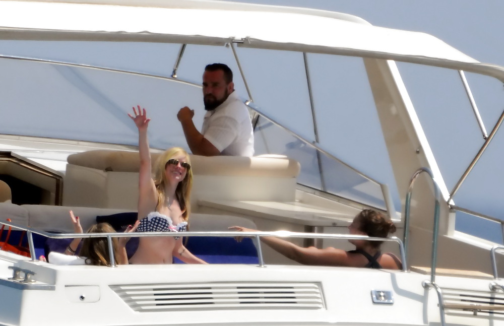 Avril Lavigne bikini again in St Tropez  #4370507