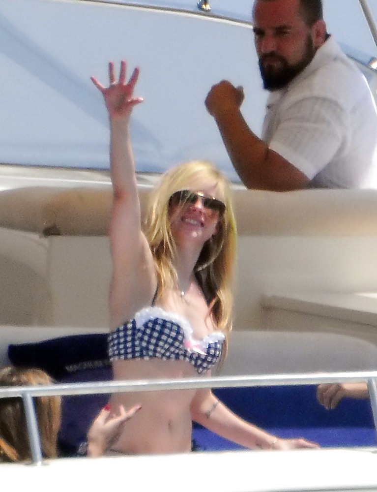 Avril Lavigne bikini again in St Tropez  #4370528
