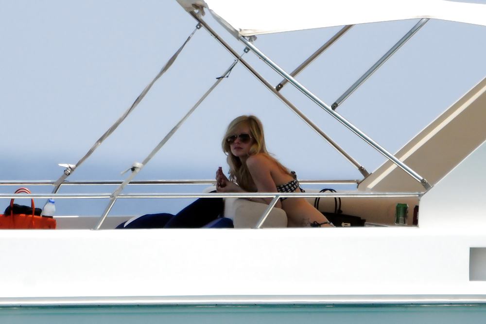 Avril Lavigne bikini again in St Tropez  #4370572