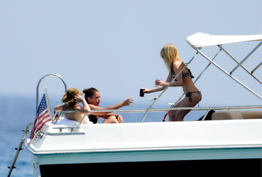 Avril Lavigne bikini again in St Tropez  #4370630