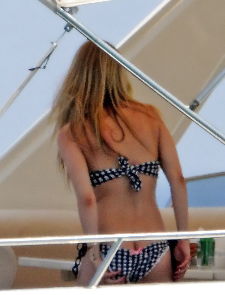 Avril lavigne di nuovo in bikini a st tropez 
 #4370660