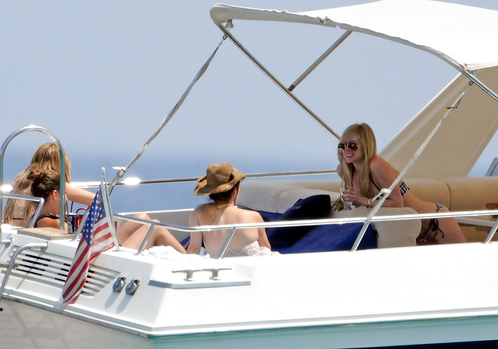 Avril Lavigne bikini again in St Tropez  #4370670