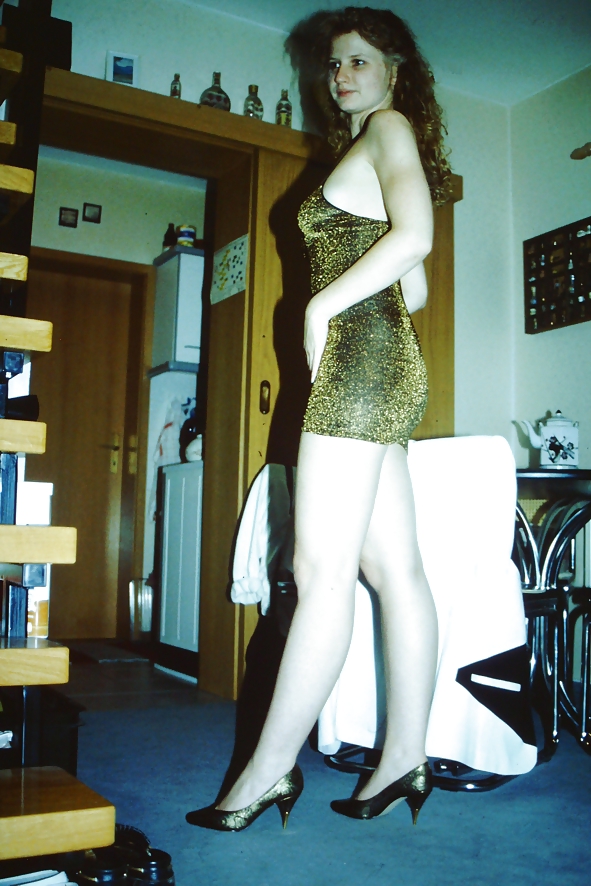 Sag - tette della giovane puttana in abito dorato con spaghetti 02
 #19611407