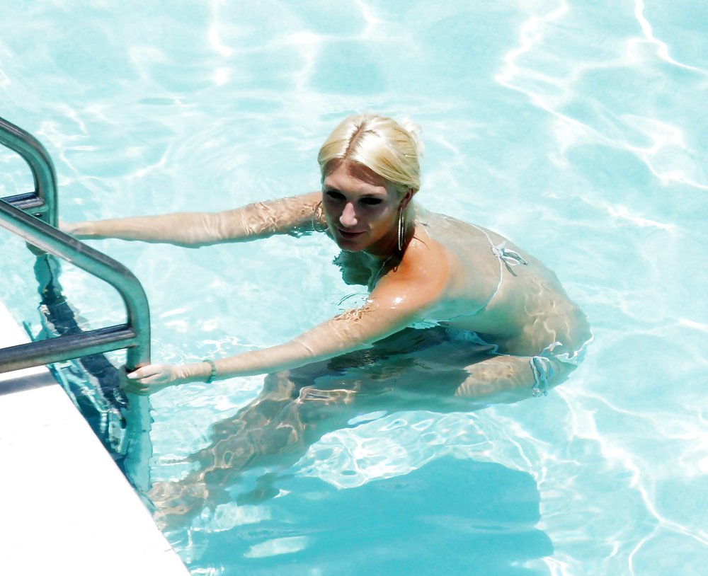 Brooke hogan en bikini en la piscina en miami
 #4224263
