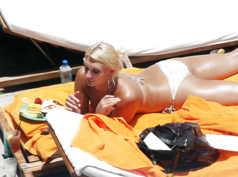 Brooke Hogan in bikini at the pool in Miami #4224287