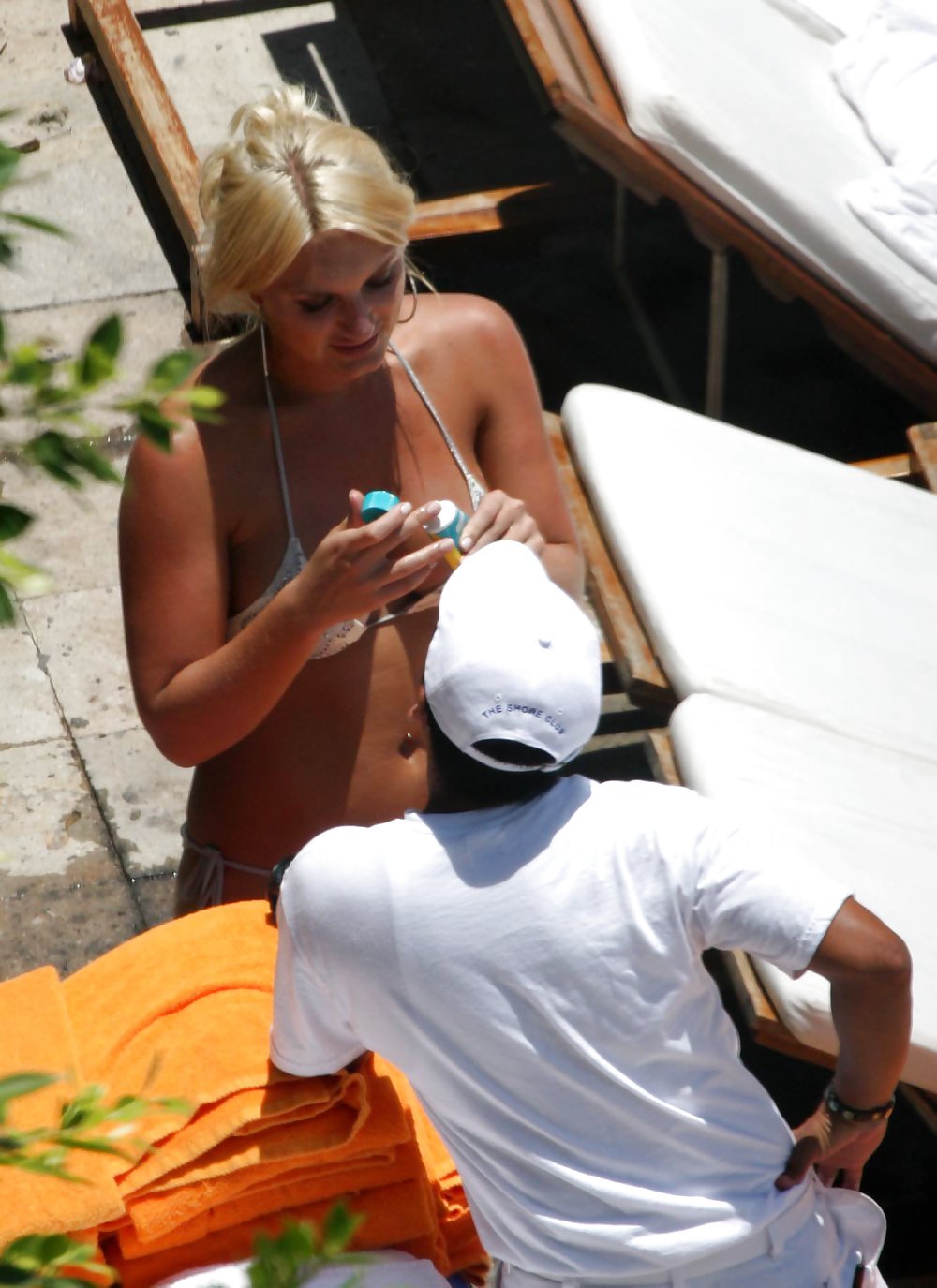 Brooke hogan en bikini en la piscina en miami
 #4224948