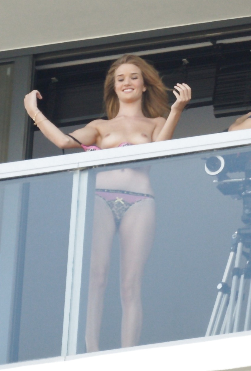 Rosie huntington-whiteley topless en un balcón #12231259