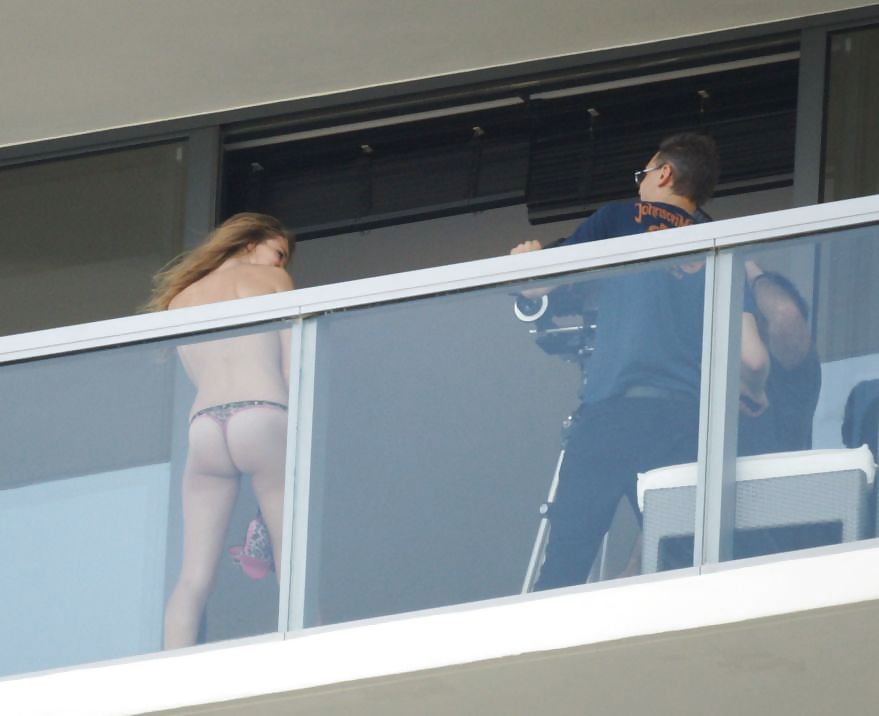 Rosie huntington-whiteley topless en un balcón #12231263