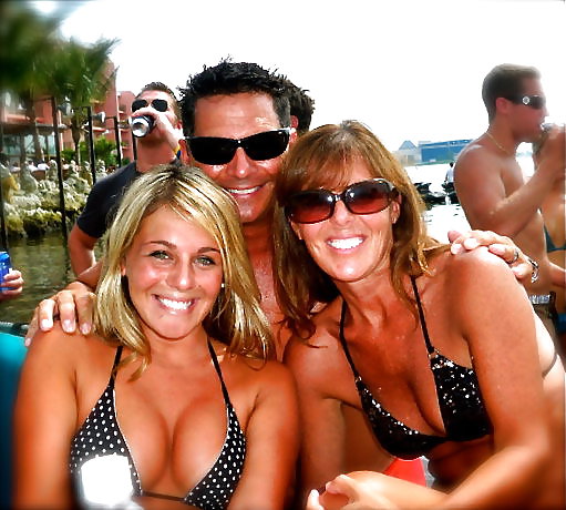 Hooters girls #8337075