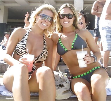 Hooters girls #8337148