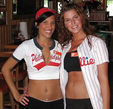 Hooters girls #8337175