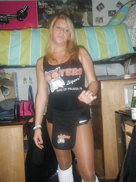 Hooters girls #8337184