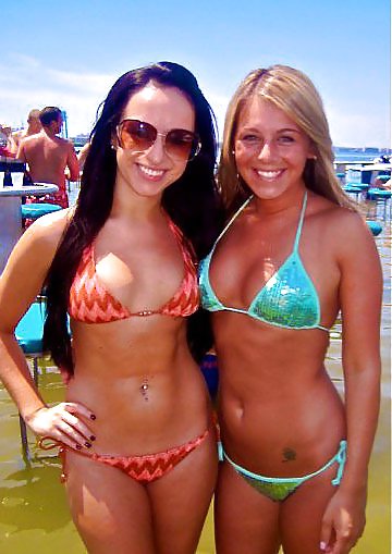 Hooters girls #8337189