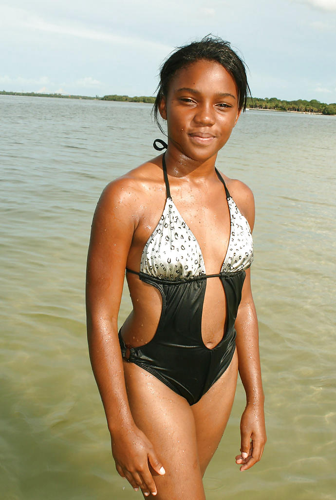 Giovani neri carini sulla spiaggia iii
 #8004028