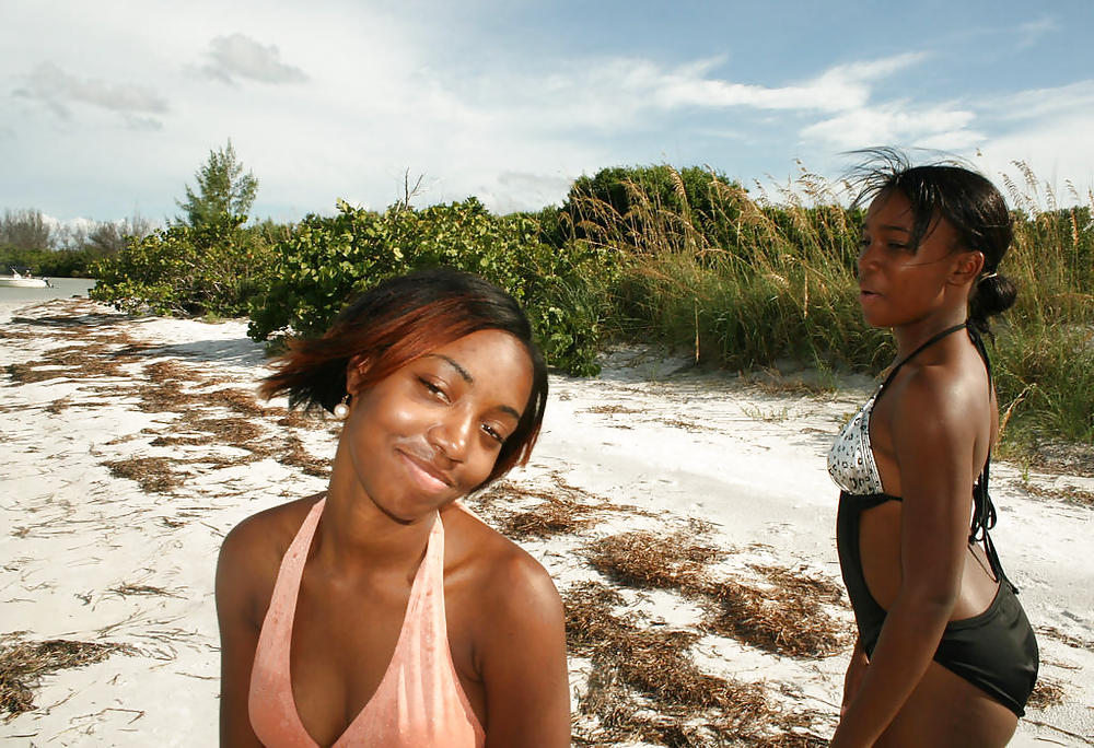 Giovani neri carini sulla spiaggia iii
 #8004159
