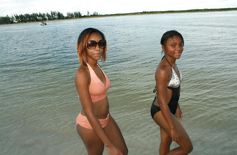 Giovani neri carini sulla spiaggia iii
 #8004225