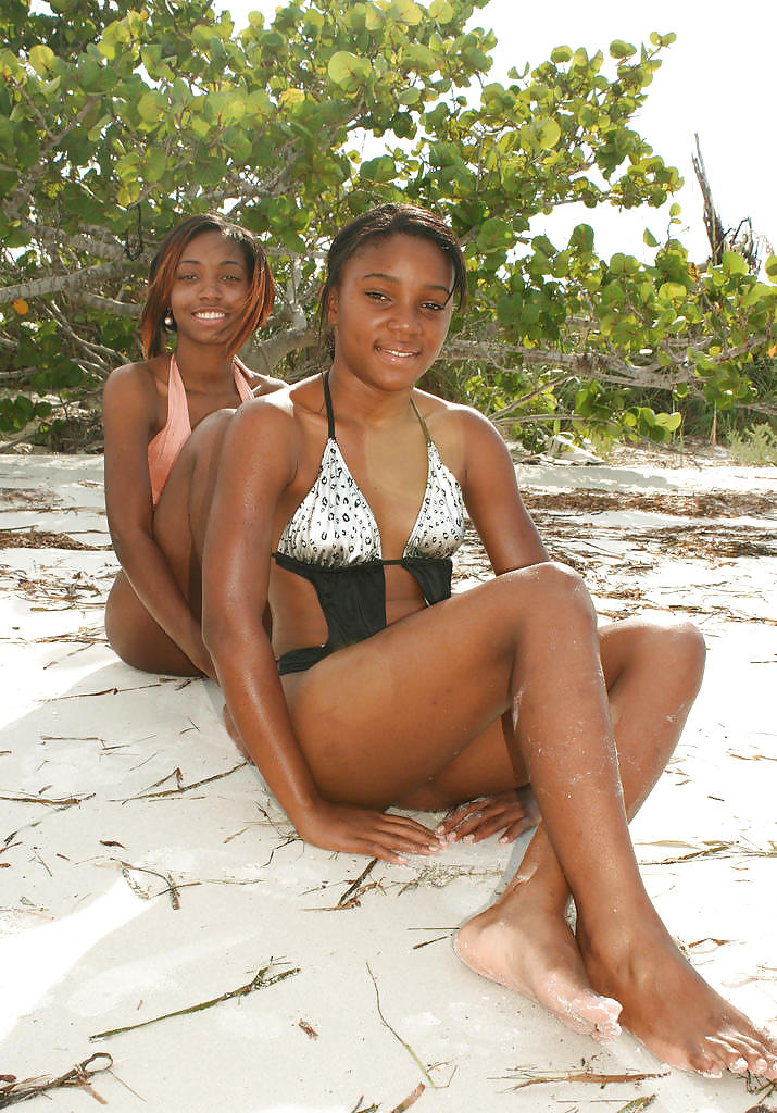 Giovani neri carini sulla spiaggia iii
 #8004246