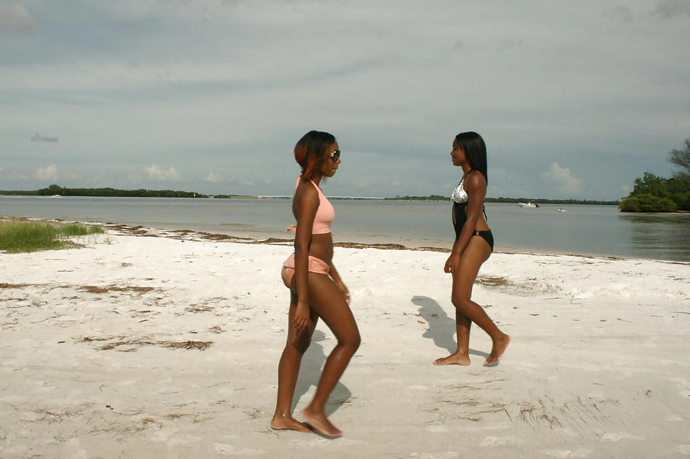 Giovani neri carini sulla spiaggia iii
 #8004251