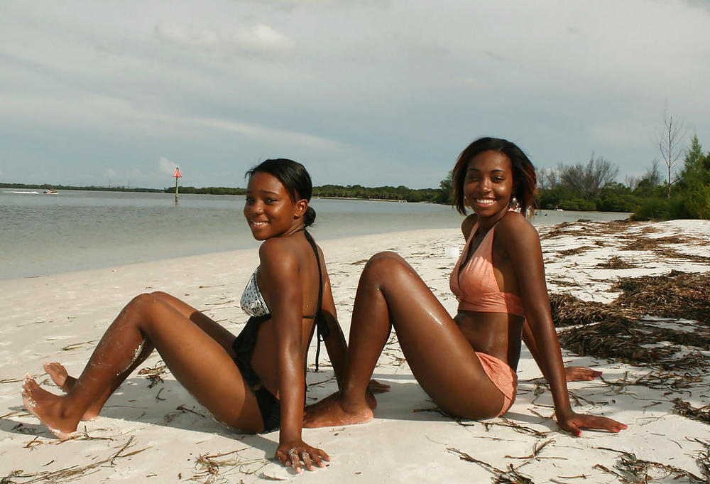 Giovani neri carini sulla spiaggia iii
 #8004267