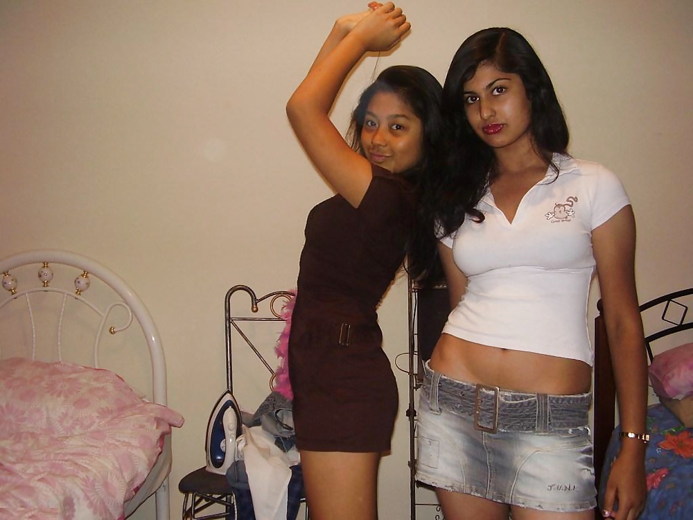 Zwei Sexy Teenager Posieren Für Die Kamera #10039655